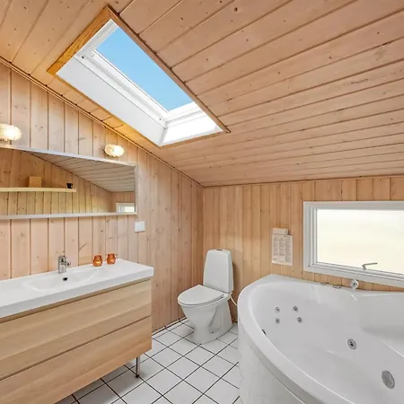 Hjalma - From The Sea By Interhome Feriehus